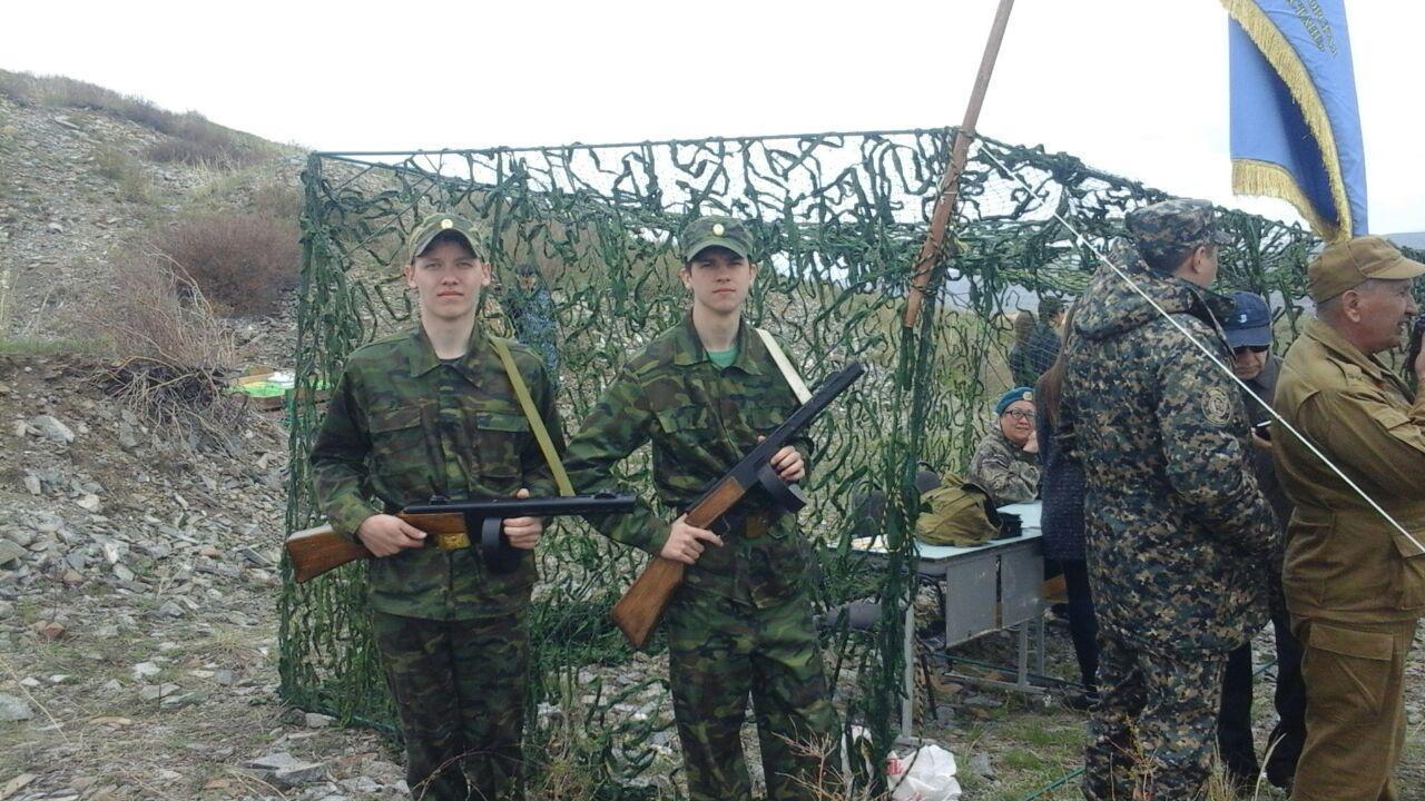 Учащиеся 10- х классов - участники военно-патриотической игры "Зарница"